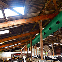 Vista inferiore del tubo di ventilazione Tube Air Vista dal basso del tubo di ventilazione Tube Air in una stalla per mucche