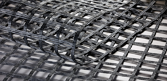 Armatura del terreno Fortrac MDT: geogriglia resistente agli alcali per valori di pH estremi Geogriglia Fortrac MDT in filati di alcool polivinilico resistenti agli alcali, ideale per terreni con valori di pH estremi e leganti idraulici come cemento o calce.